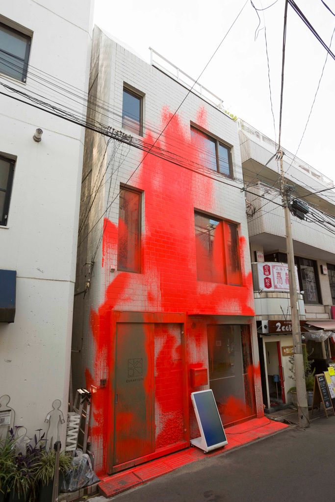 Houxo Que《Blood Resembling》/ acrylic on building / 2018 / photo : Kei Okano