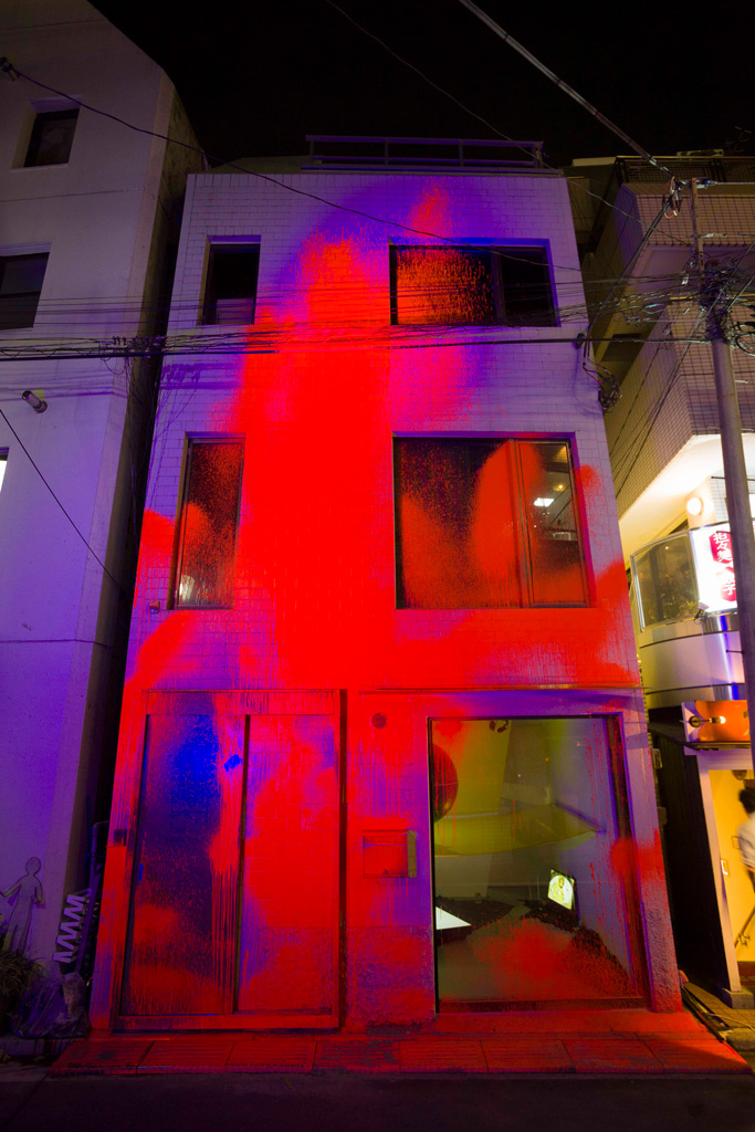 Houxo Que《Blood Resembling》/ acrylic on building / 2018 / photo : Kei Okano
