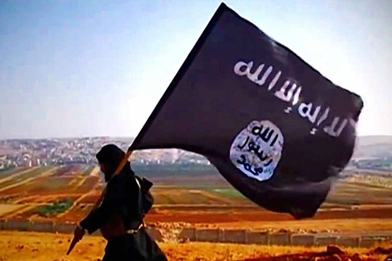 ISILの旗を担いだ「イスラーム国」戦闘員