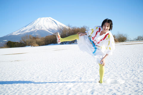 創作ドレスを着たのんと、富士山