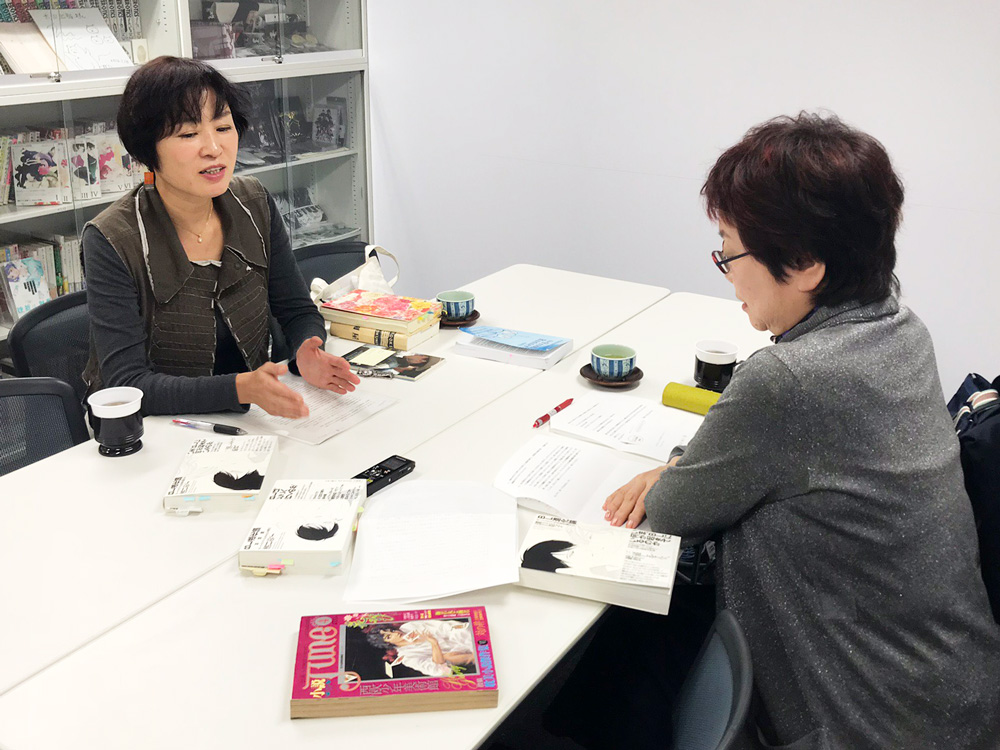 溝口彰子さん（左）と、柿沼瑛子さん（右）が初対談。太田出版会議室にてBLトークがスタート！
