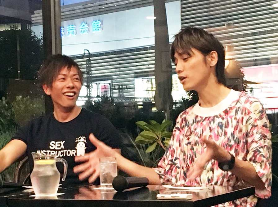 しみけん(左)と吉田尚記アナ(右)のトークは大いに盛り上がった